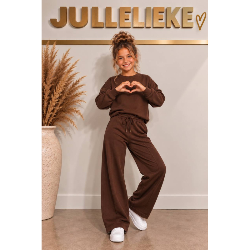 Remi outfit bruin