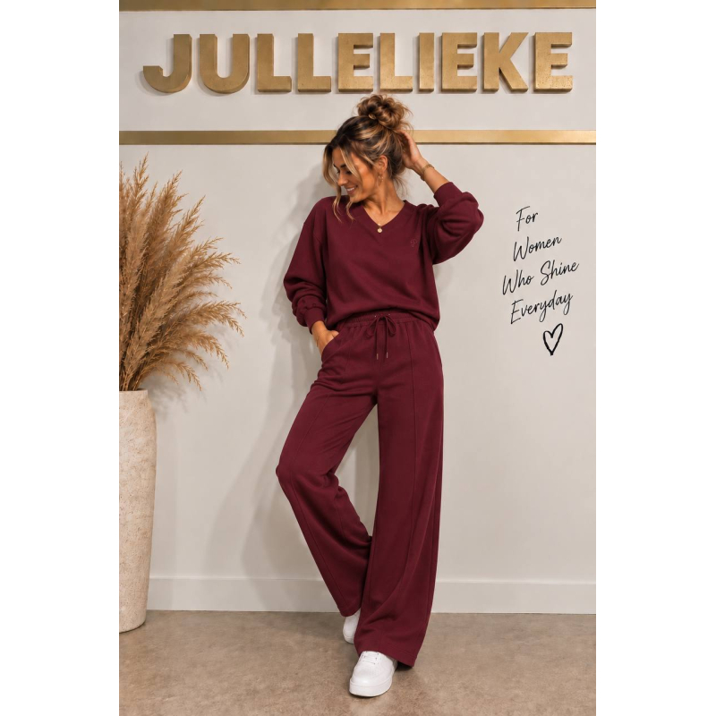 Emily outfit burgundy