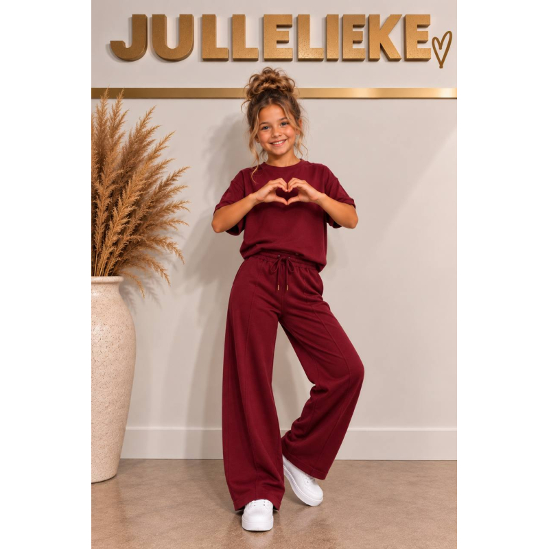 Hannah outfit burgundy