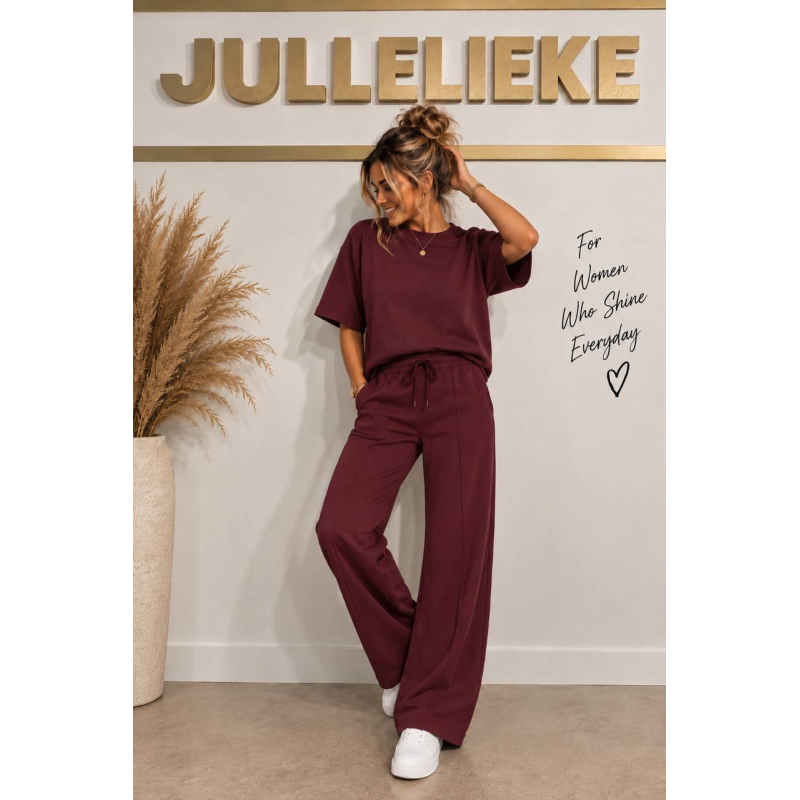 Grace outfit burgundy